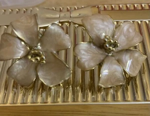 Vintage Flower Resin Earrings Pierced Lgt Yellow Beautiful Gold Flek In Middle - Picture 1 of 12