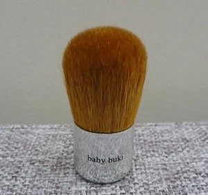 1x i.d. Cepillo en polvo BARE ESCENTUALS Bare Minerals Baby Buki Kabuki, ¡NUEVO! - Imagen 1 de 4