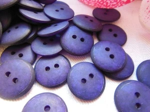 Lot 12 boutons  violet 2 trous couture mercerie diamètre: 1,8 cm ref 2012 - Picture 1 of 2