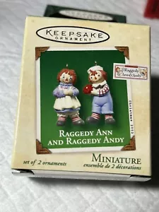 Hallmark 2002 Keepsake Miniatura Ornamento Raggedy Ann & Raggedy Andy Set di 2 - Foto 1 di 9