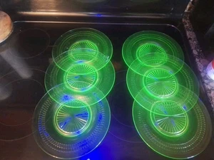 Lot Of 6 Roulette Depression Glass Plates Uranium - Picture 1 of 3