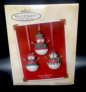 3er Set Punze 2002 Schneemann SCHNEEBÄCKEN Porzellan Glocke Andenken Ornamente - Bild 1 von 12
