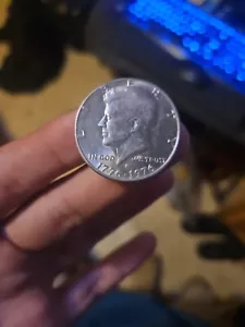 1776-1976 kennedy half dollar with error missing half of the E And R In LIBERTY. - Picture 1 of 6
