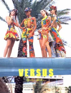 1993 Gianni Versace Kate Moss Cecilia Canciller Tricia Helfer ANUNCIO DE REVISTA - Imagen 1 de 1