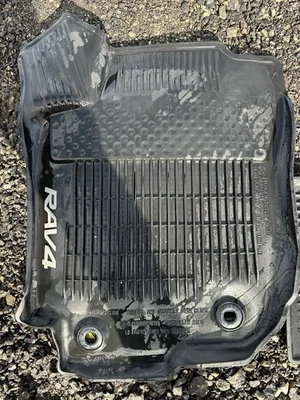 Alfombrillas de goma originales para auto Toyota RAV4 como nuevas para RAV-4 2019-23 4 piezas con carga L Foto 1 de 4