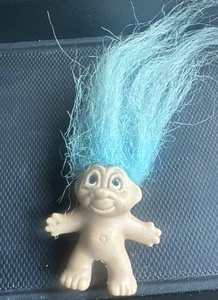 Bambola troll in miniatura vintage - capelli blu - 1" 1989 DAM - Foto 1 di 8