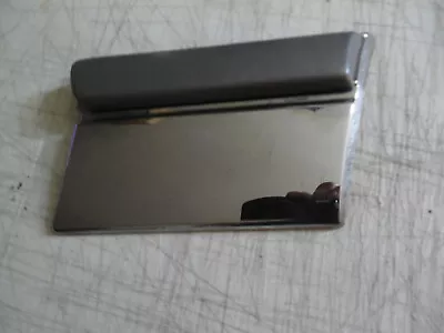 Buick Roadmaster 1995 1996 sedán guardabarros delantero derecho moldura OEM usado Foto 1 de 4