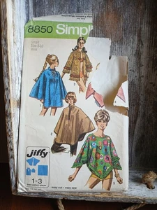 Poncho Jiffy Simplicity 8850 Talla Pequeña 8-10 Año 1970 2 Longitudes - Imagen 1 de 4