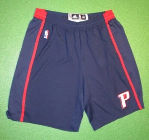 NBA Detroit Pistons DP Logo Herren Basketball Shorts, Blau, Adidas, 3XL + 2", Neu - Bild 1 von 4