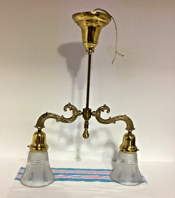 Антикварный ~ латунный декоративный латунный потолочный светильник на 2 руки с абажурами - #44776 - Изображение 1 из 4