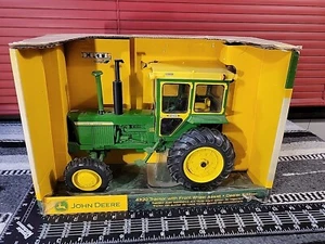 Ertl John Deere 4320 con FWA Dealer Edition 1/16 pressofuso trattore agricolo replica - Foto 1 di 7
