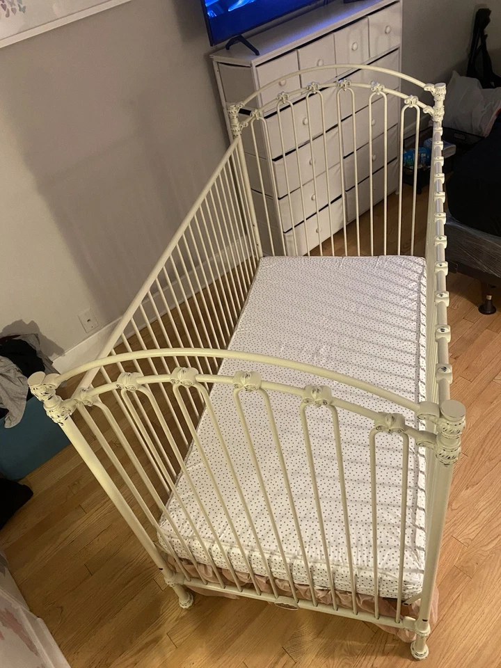 Кроватка Bratt Decor венецианская железная с матрасом подушечкой. Розовая юбка для кроватки не входит в комплект - Изображение 1 из 4