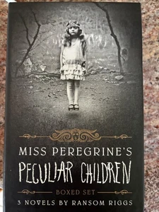Miss Peregrine's Peculiar Children Boxed Set : 3 Novels by Ransom Riggs  - Foto 1 di 3