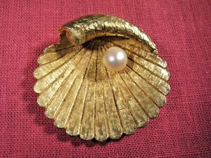 Capri Cultured Pearl on Half Shell Brooch w Florentine Gold Finish