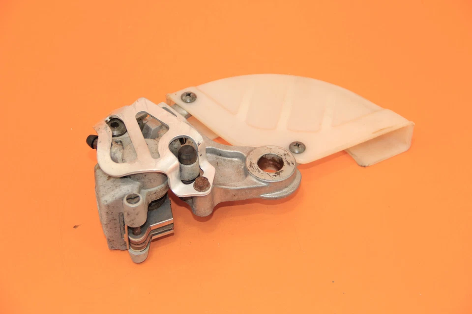 CR125R CR250 1994 92-94 soporte de pinza de freno trasero de fábrica soporte protector de montaje Foto 1 de 4