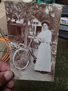 ATTRACTIVE EDWARDIAN LADY WITH BICYCLE. VINTAGE REAL PHOTO POSTCARD - Picture 1 of 3