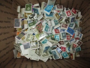 LOTE DE CAJAS DE PAQUETES EN TODO EL MUNDO, MÁS DE 4 1/2 LIBRAS DE SELLOS EN PAQUETES - Imagen 1 de 5