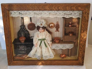 Puppenküche, Puppe im Vitrine / Puppenbild, schöne Vitrine - Bild 1 von 5