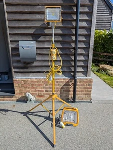 110v LED Site flood light on tripod and Floor light - Picture 1 of 1