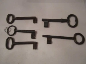 5 LARGE ANTIQUE HEAVY BRONZE/BRASS SKELETON KEYS - FORGED - TUB MMMM2 - Picture 1 of 6