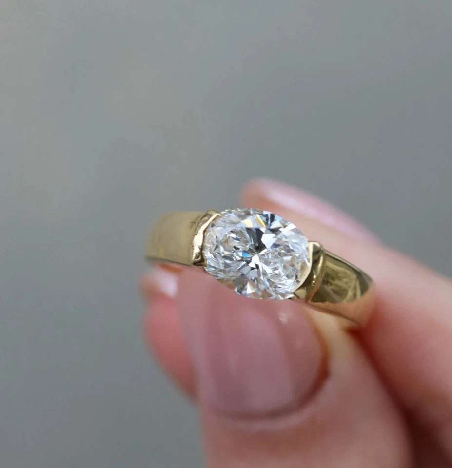 Alianza de diamantes cultivados en laboratorio IGI de corte ovalado de 2 quilates con banda gruesa de oro amarillo de 14 k Foto 1 de 4