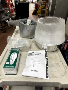 New Cooper AL70MH Dusk to Dawn 70W Metal Halide Security Light - Picture 1 of 10