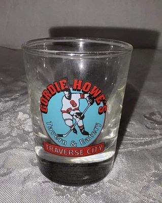 Gordie Howe’s Traverse City Tavern Shot Glass - Hockey Detroit Red Wings Raro Foto 1 de 4