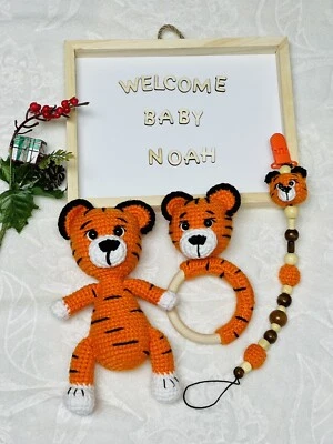 Presente para bebê (bicho de pelúcia, chocalho para bebê, suporte para chupeta) - Imagem 1 de 4