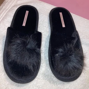 Victoria's Secret Slippers New With Tag! Black POM-POM Size Medium  (7-8) NEW - Picture 1 of 14