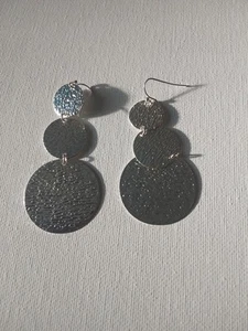 Pendientes colgantes redondos martillados con disco texturizado de plata de ley ligeros - Imagen 1 de 2