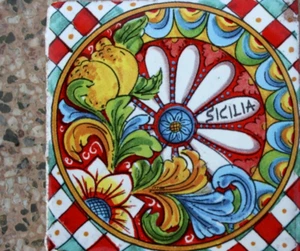 MAGNETE DA FRIGO FRIDGE MAGNET. MARMINI CON PUPI, MAPPA SICILIA, FIORI - Foto 1 di 1