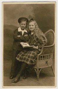 Furniture CHILDREN w LOOM CHAIR / KINDER m KORBSESSEL * Vintage 1910s Photo PC - Bild 1 von 2
