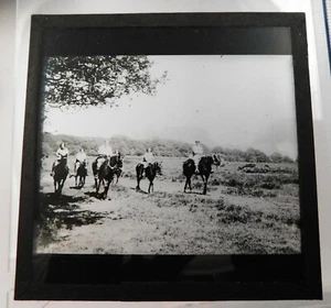 Antike Glas s/w magische Laterne Dia sechs Reiter zu Pferd Trekking - Bild 1 von 3