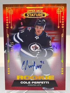 21-22 Cole Perfetti SSP 1/35 Winnipeg Jets Stature RED Rookie Auto First One! - Foto 1 di 2