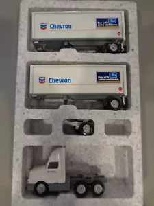 Winross Models 1/64 Camion e Doppio Rimorchio Chevron Funzionante con Extra Fiducia - Foto 1 di 2
