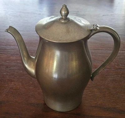 Peltre Internacional - Cafetera o Tetera con Tapa con Bisagras - 9" de Alto Foto 1 de 4