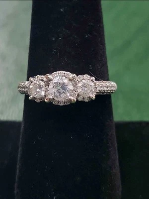 Anillo de compromiso de oro blanco de 14 quilates y diamantes talla 7 Foto 1 de 4