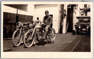 Antike RPPC Postkarte Echtfoto Motorräder Fahrer auf Fähre (wahrscheinlich New York) - Bild 1 von 2