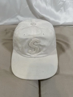 Supreme S-Logo 6 paneles terciopelo blanco OSFM usado  Foto 1 de 4