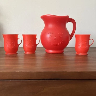Juego de jarra vintage Kool Aid Man de 2 cuartos y 3 tazas de plástico rojo años 80 Foto 1 de 3