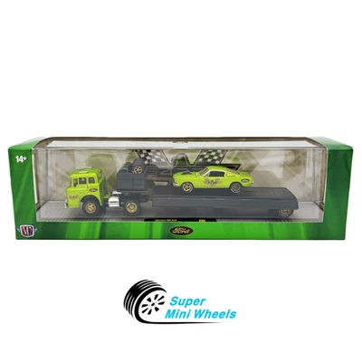 Camión Ford C-950 1966 M2 Machines 1:64 y Ford Mustang Fastback 1966 2+2 verde Foto 1 de 2