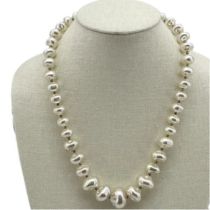 Collar de perlas barrocas anudadas a mano con hilo espaciador tono dorado - Imagen 1 de 8