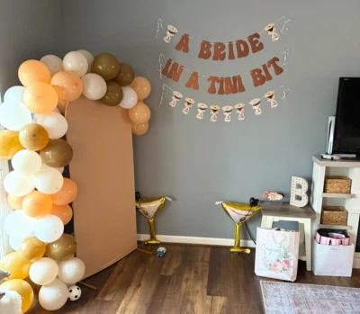 Letrero de letra Bride in a Tini Bit Espresso Martini y cubierta de arco beige 6f Foto 1 de 4