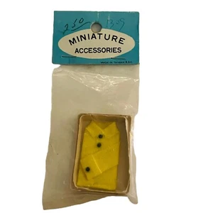Casa de Muñecas Miniatura Accesorios Escala 1:12 Amarillo Abotonado Camisa Caja Taiwán - Imagen 1 de 7