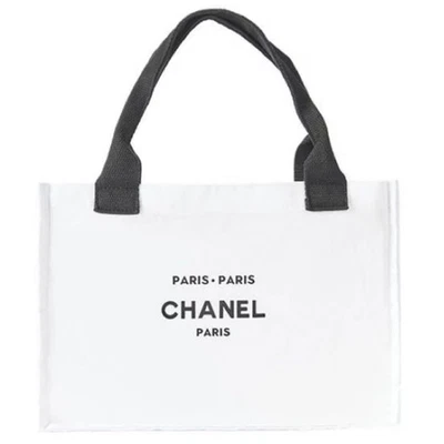 Bolso de Mano Chanel Novedad Edición Limitada Lona Blanco Cosmético 8.6” H x 14.2” W Foto 1 de 4
