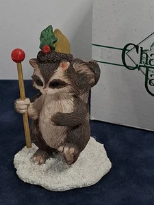 Bezaubernde Schwänze Figur Waschbär verkleidet im Kostüm Harz 3,5" groß - Bild 1 von 5