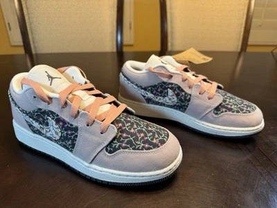 Nuevo Nike Air Jordan 1 Zapatillas bajas florales Zapatos Talla 6Y / 7.5 W Foto 1 de 4
