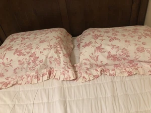 Williamsburg pair of cream and red Floral Standard Sham Pleated Ruffles - Picture 1 of 4
