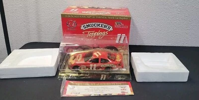 NEW 1:24 NASCAR AUTHENTICS STOCK CAR 2002 FORD TAURUS SMUCKER'S TOPPINGS #11 COA - Imagem 1 de 4