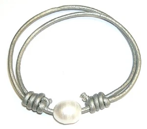 PULSERA de PERLA Cultivada 11mm Y Cuero Gris Metal. Adaptable. Y Bolsa de tela - Imagen 1 de 2